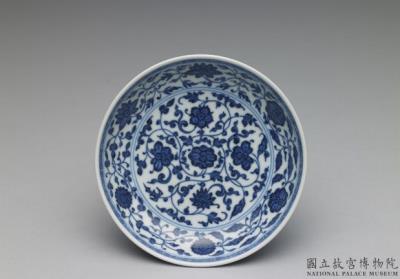 图片[3]-Dish with Indian lotus scrolls in underglaze blue, Qing dynasty, Qianlong reign (1736-1795)-China Archive